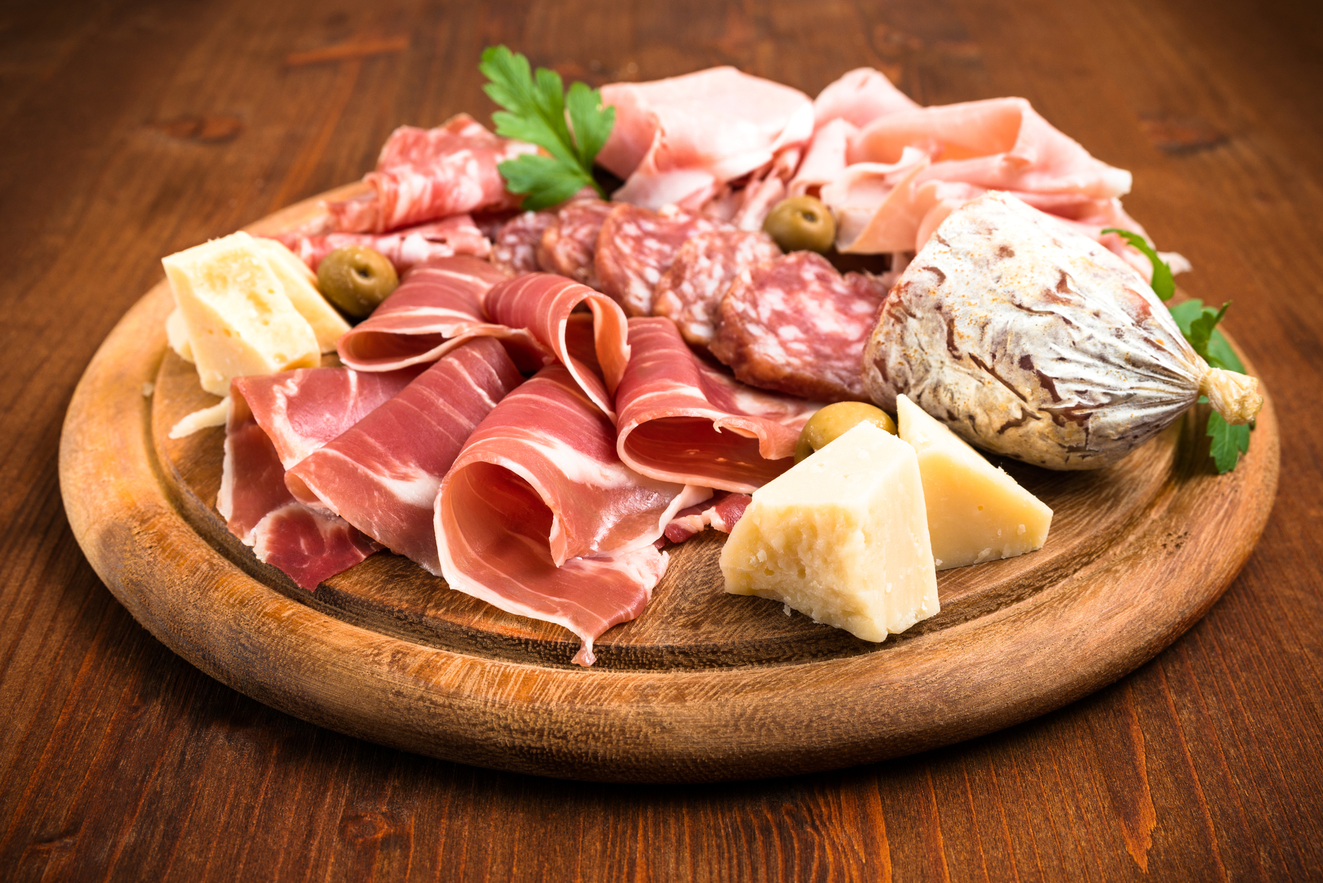 Tagliere di formaggi e salumi con salame, prosciutto crudo, mortadella